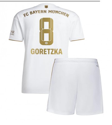 Bayern Munich Leon Goretzka #8 Bortedraktsett Barn 2022-23 Kortermet (+ Korte bukser)